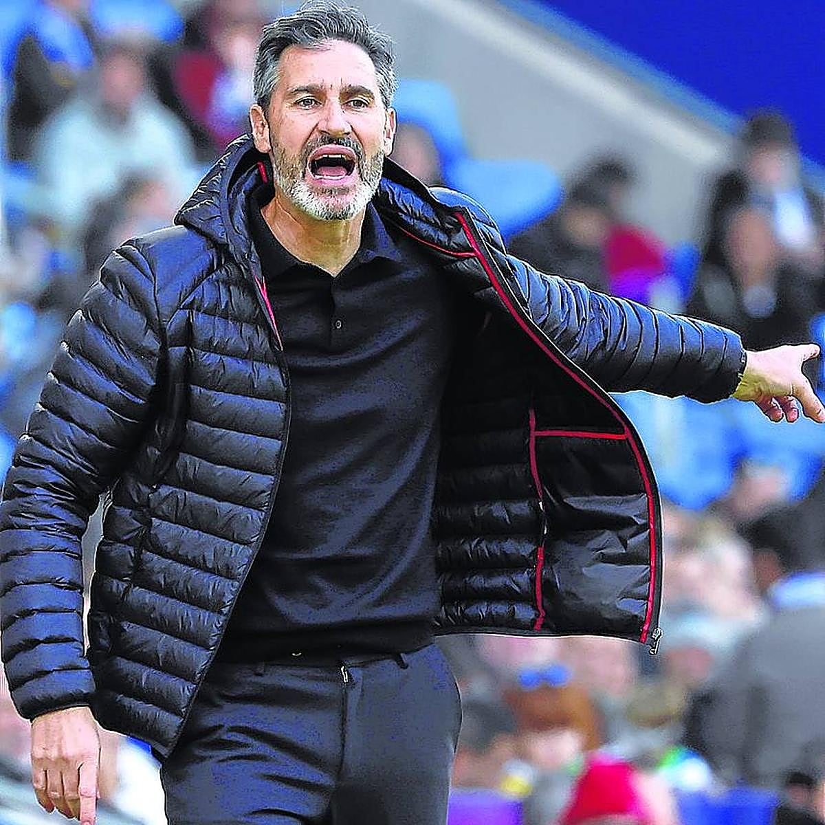 Vicente Moreno da órdenes desde el banquillo osasunista.