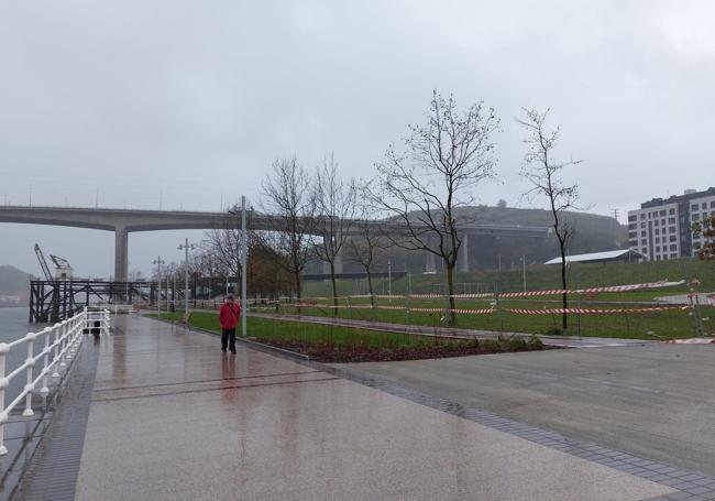 Parte del parque junto a la ría, con el cargadero y el puente de Rontegi al fondo.