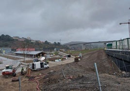 Operarios y maquinaria continúan trabajando sobre el terreno para culminar todas las zonas verdes y caminos de este nuevo pulmón verde.