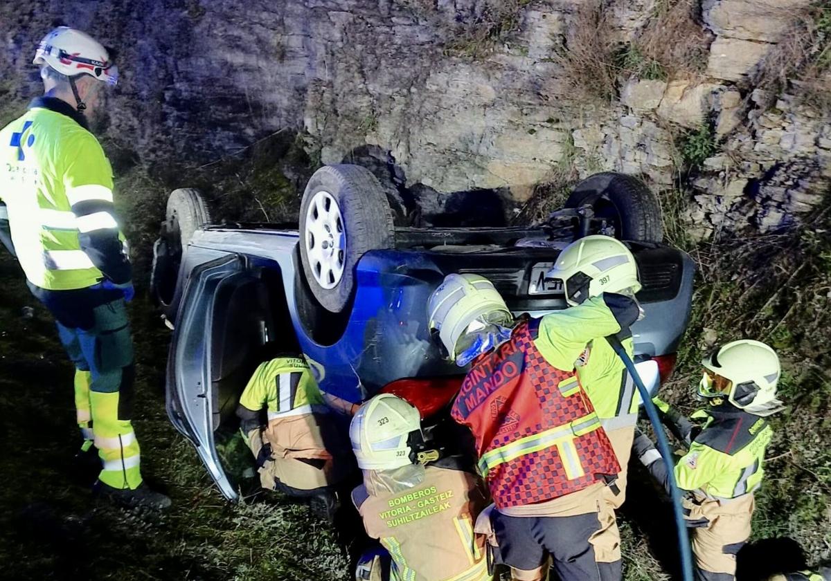 Un carril cortado y un kilómetro de retenciones tras un accidente en la N-622 a la altura de Zigoitia