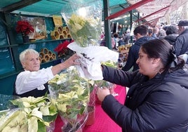 Enedina Madariaga, en su puesto de flores.