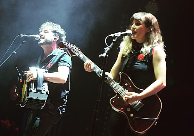 El trikitilari Xabi Solano y la guitarrista Lide Hernando.