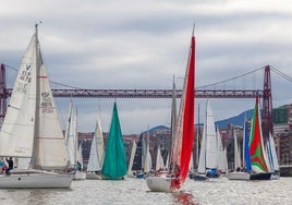 La increíble imagen de casi 100 barcos bajo el Puente Colgante en la Regata del Gallo