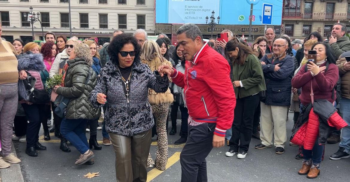 Narcés Canizales baila con una mujer.