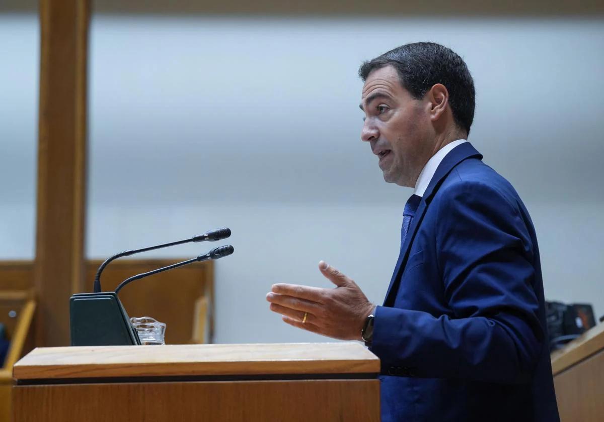 El lehendakari, Imanol Pradales, durante una intervención en el Parlamento vasco.