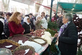 Una baserritarra comercializa sus productos en la feria, esta mañana