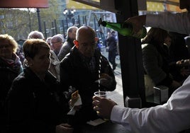 Disfrutando de la sidra en Santo Tomás.