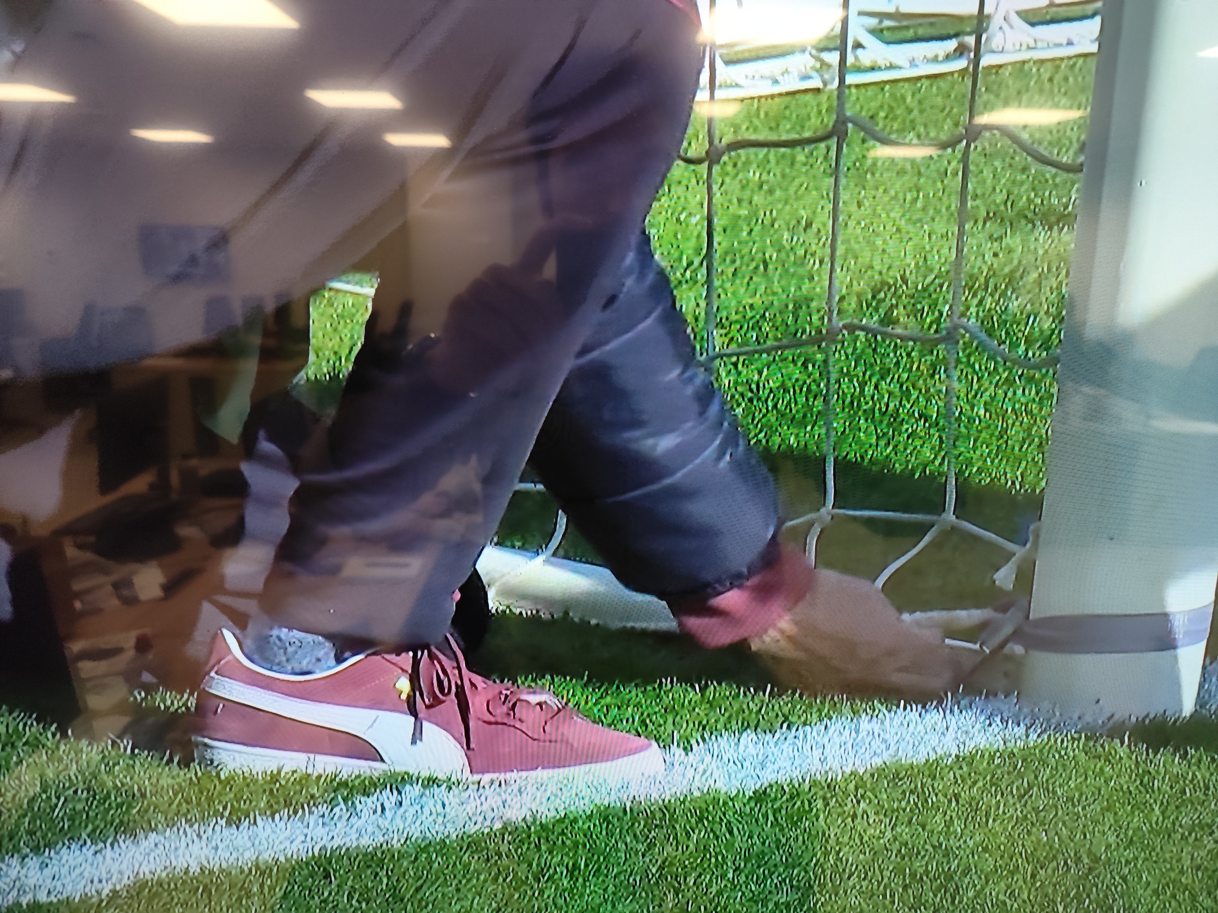 Operarios arreglan la portería de Mestalla.