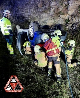 Un carril cortado y un kilómetro de retenciones tras un accidente en la N-622 a la altura de Zigoitia