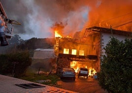 El incendio se ha declarado en el caserío del barrio rural de Artike esta tarde.