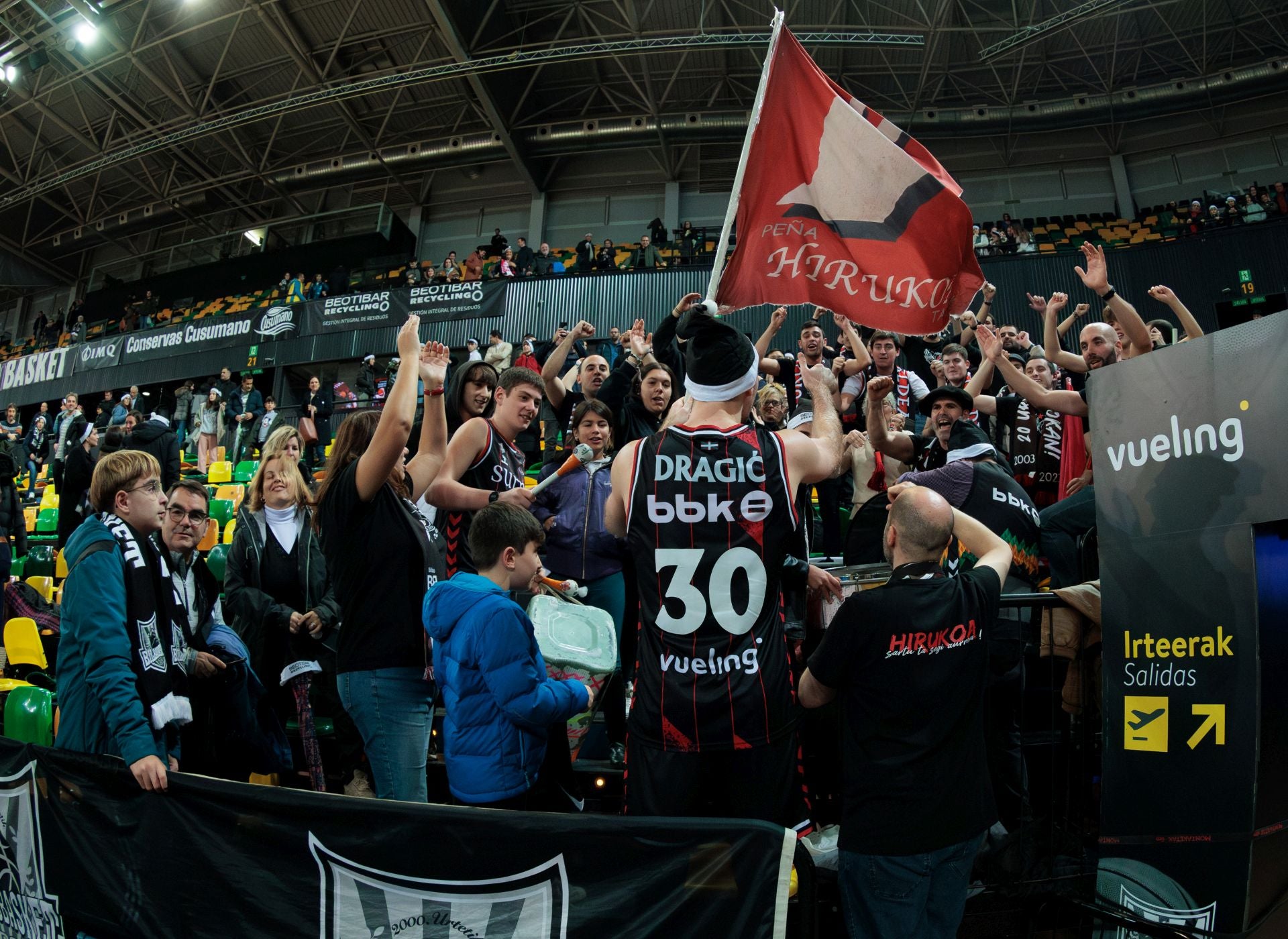 Dragic celebra el triunfo con la afición