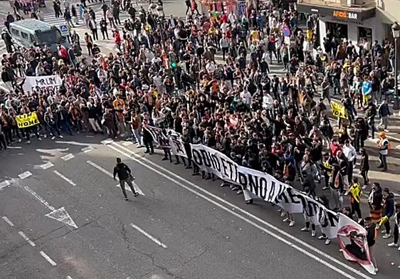 Máxima tensión en la previa del Valencia-Alavés: aficionados ches protestan contra Lim