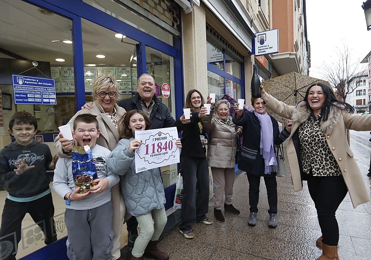Begoña Musatadi, propietaria de la administración de Gernika, disfruta con algunos de los agraciados.