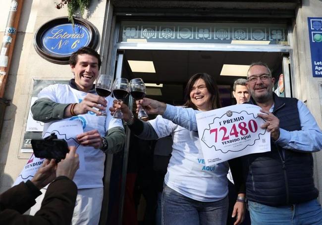 Responsables de la administración que ha vendido el Gordo, celebran el premio.