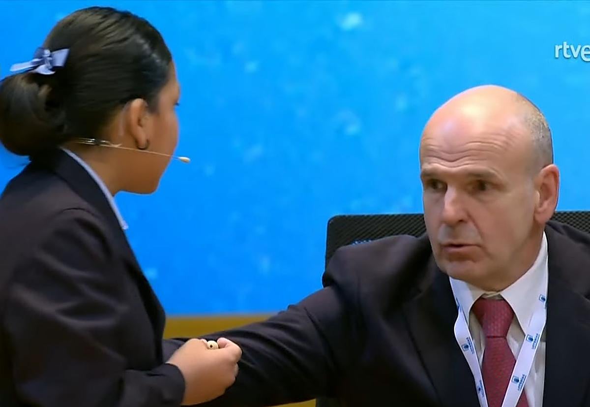 Una niña canta un &#039;falso Gordo&#039;: «Son 1.000 euros, pero un chico me ha dicho que lo cante...»