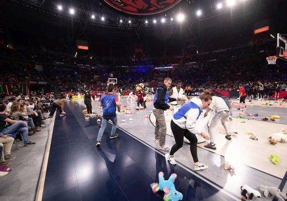 Cientos de peluches invaden el Buesa Arena con fines solidarios