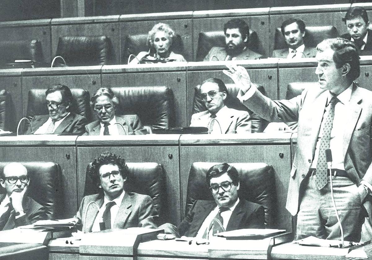 Carlos Garaikoetxea, en un pleno del Parlamento vasco en los años ochenta, con Mario Fernández sentado a su derecha.