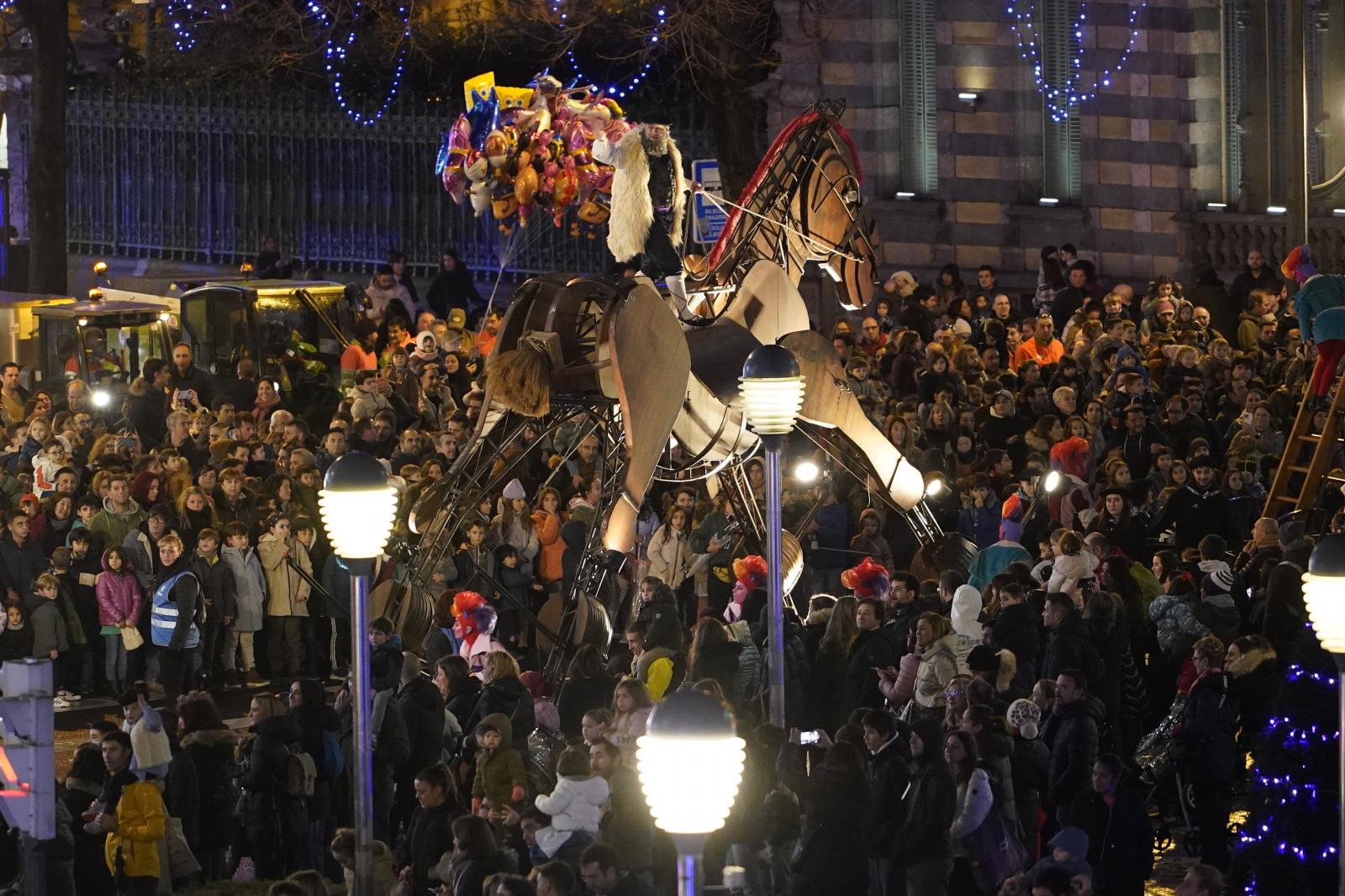 Olentzero y Mari Domingi ya desfilan por Bilbao