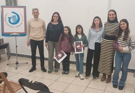 Los jóvenes posan con los diferentes premios literarios.