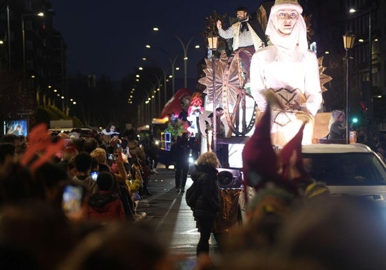 Olentzero saluda a los vitorianos desde su carroza las pasadas navidades.