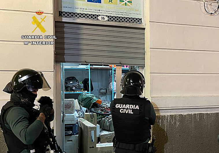 Cuatro detenidos en Bizkaia por estafar con tarjetas de crédito sustraídas y robar móviles que enviaban a Marruecos