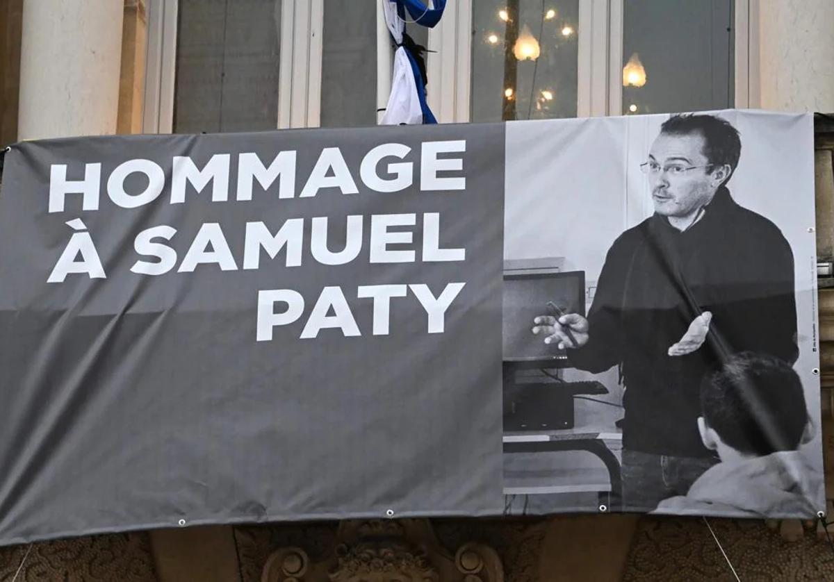 Pancarta en homenaje al profesor Samuel Paty.