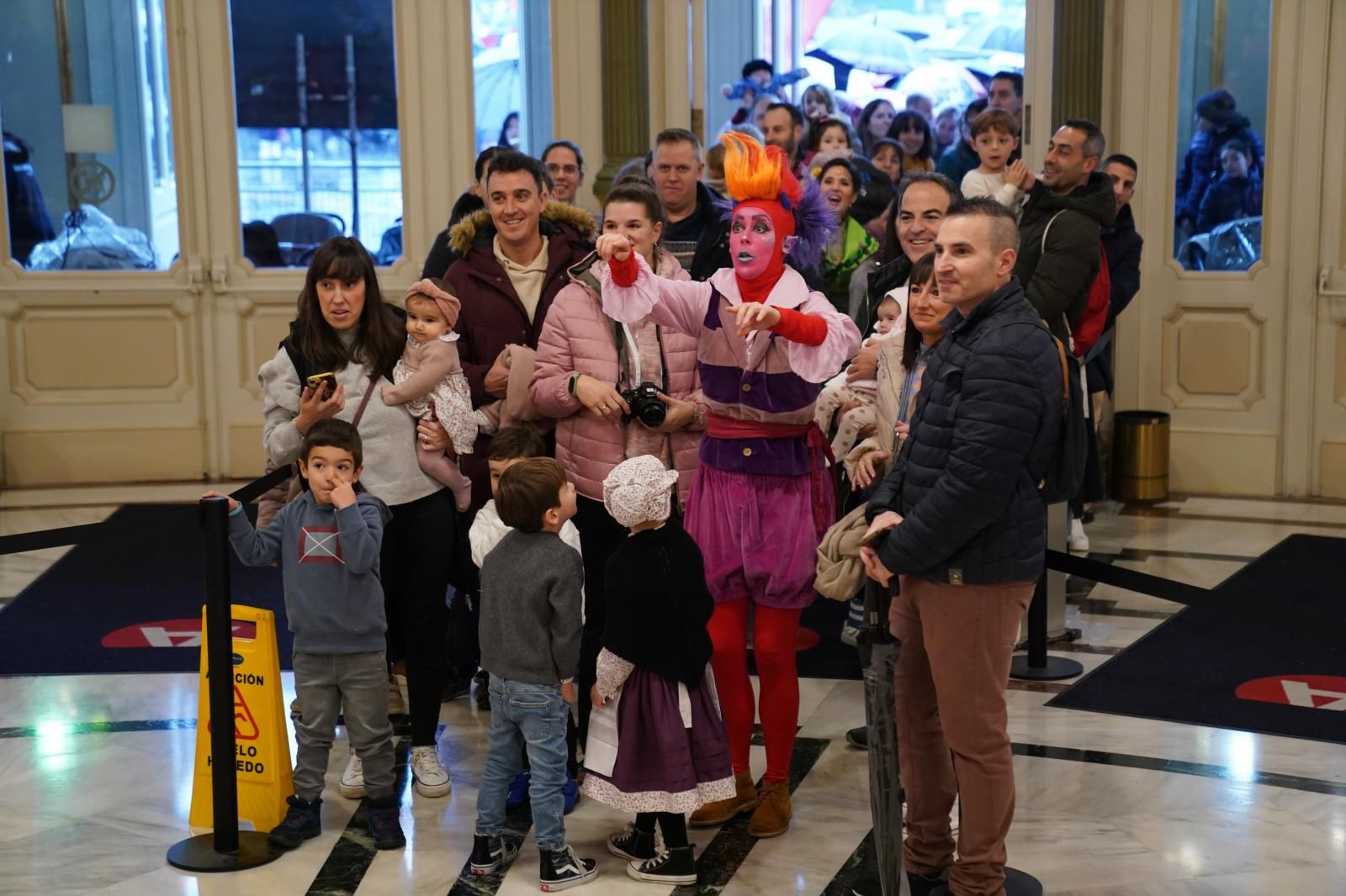 Olentzero y Mari Domingi reciben las últimas cartas de Navidad en Bilbao