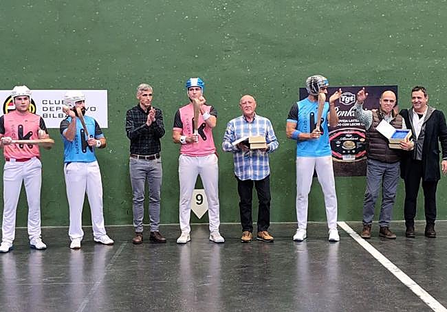 Asier del Río, Ibai Pérez, Maldonado y Fusto junto a los homenajeados Juan Carlos Goitia y Javier Uriagereka, con Iñaki López, presidente del Depor, y Óscar Marín, vicepresidente.