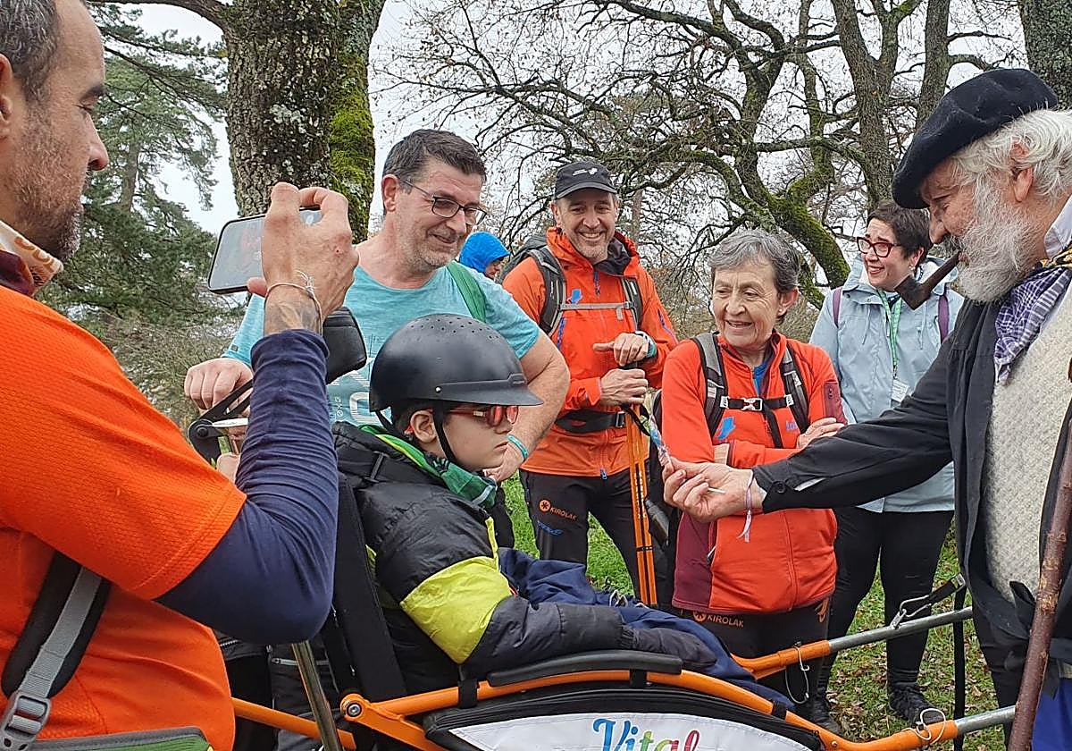 Oier, en la cima del Babio, recibe un regalo de manos del Olentzero.