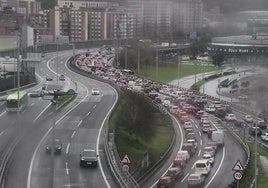 La A-8, en dirección Cantabria, recupera la normalidad tras un accidente a la altura del Max Center