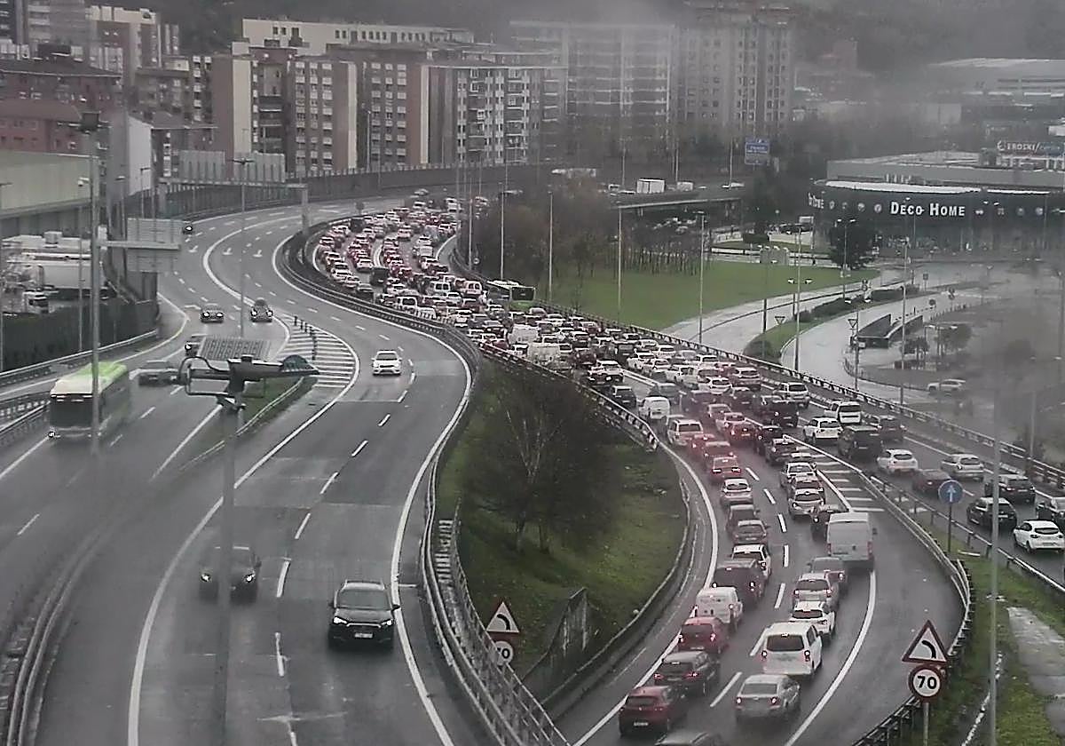 La A-8, en dirección Cantabria, recupera la normalidad tras un accidente a la altura del Max Center