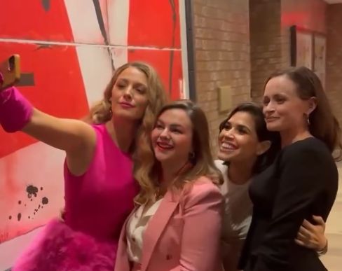 Blake Lively junto a sus amigas America Ferrera, Amber Tamblyn y Alexis Blede