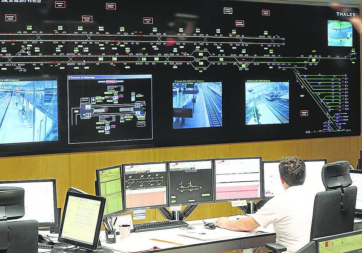 Centro de control de Metro Bilbao, un servicio clave en días como los de Nochebuena y Nochevieja.