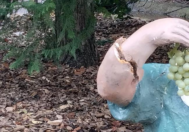 Detalle del brazo roto.