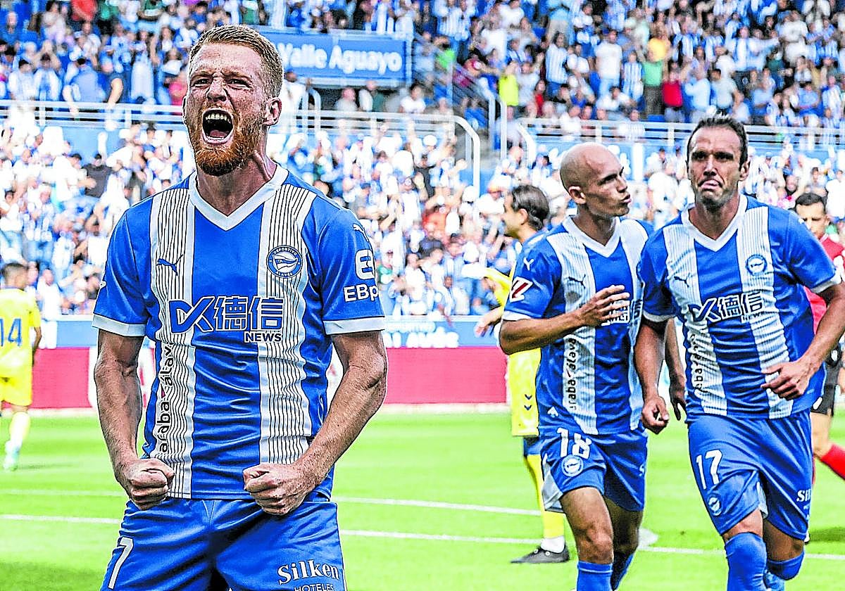 Carlos Vicente celebra con rabia el gol que anotó contra Las Palmas en el partido disputado en Mendizorroza, su primera diana de esta temporada.