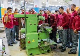 Estudiantes del curso de mecanizado siguen las explicaciones del profesor de Egibide Andrés Fernández.