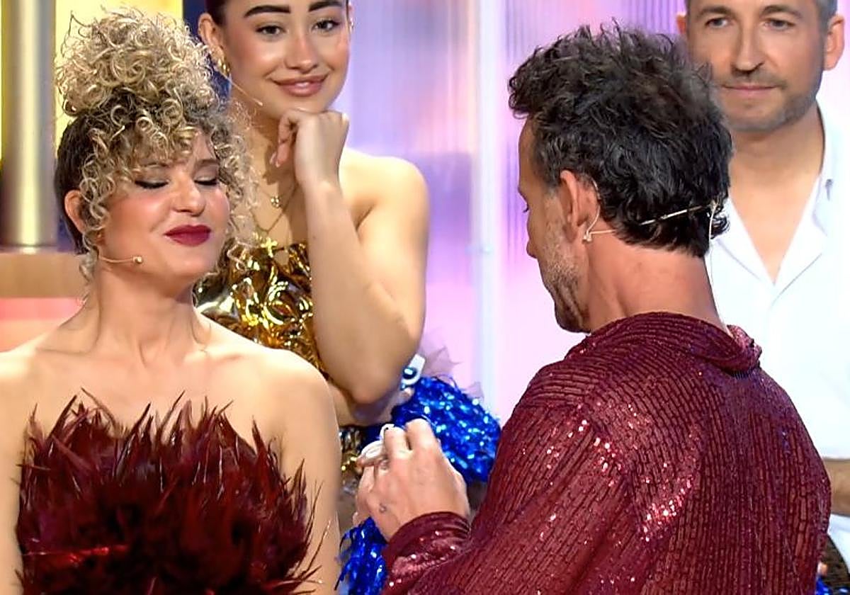 Álvaro Muñoz Escassi se declara a Sheila Casas en directo