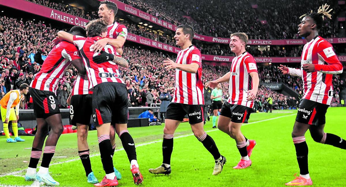 Los jugadores del Athletic celebran uno de los goles ante el Villarreal.