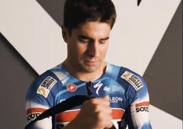 Mikel Landa y su acordeón presentan el nuevo maillot del Soudal Quick-Step