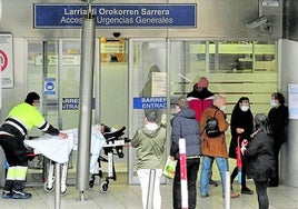 Pacientes acceden al servicio de Urgencias Generales del hospital de Cruces, en Barakaldo.