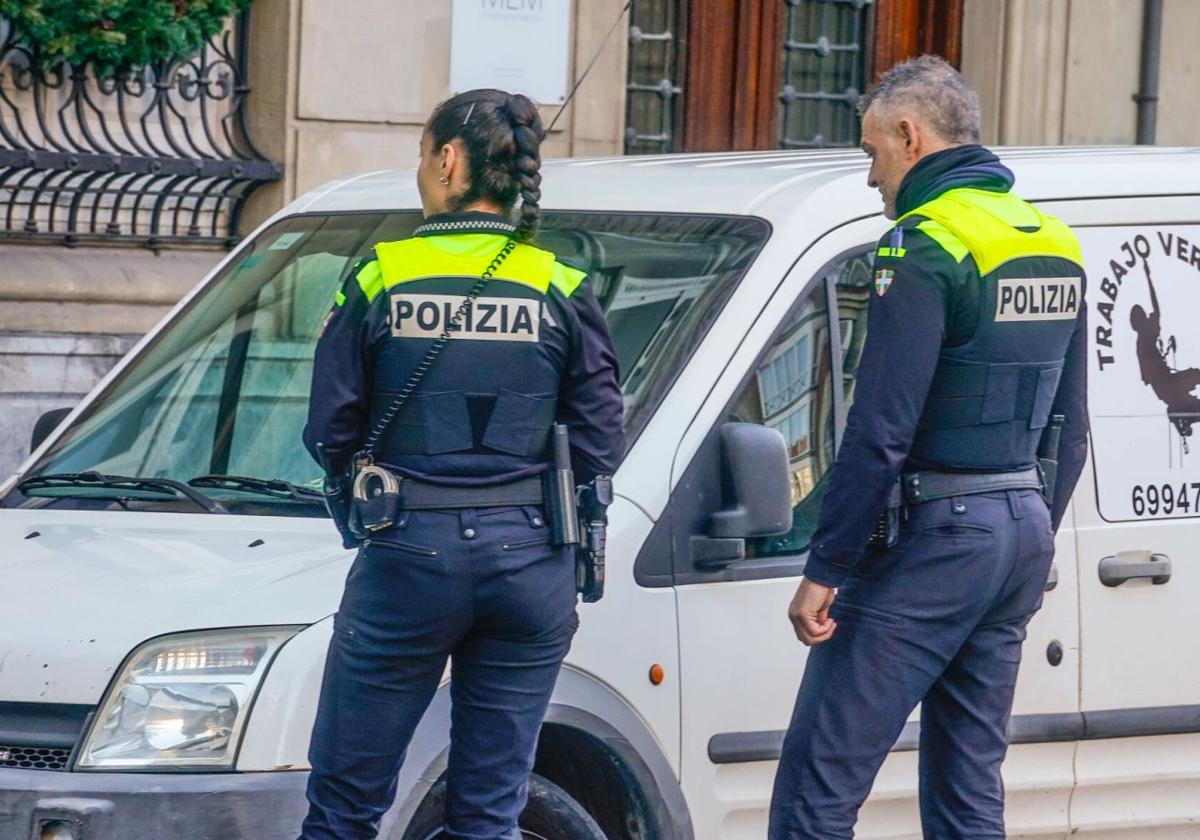 Policías locales de Vitoria patrullan por una calle de la capital alavesa.