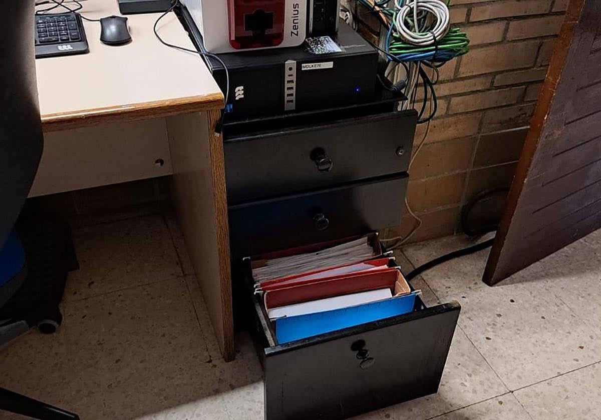 Imagen de los cajones abiertos en las oficinas del polideportivo que se encontraron los trabajadores en el último robo ocurrido hace un mes.