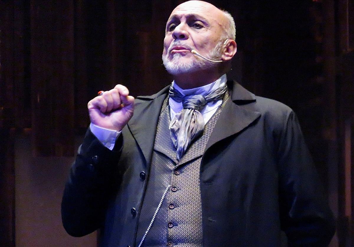 El severo Sr. Scrooge, encarnado por Juan Fernández.