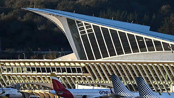 Un avión que volaba de Leeds a Tenerife aterriza de urgencia en Bilbao