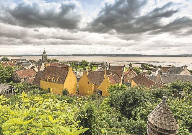 Vista del precioso pueblo costero de Culross.