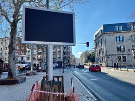 Pantalla instalada en la calle Francia junto a la intersección con Arana.