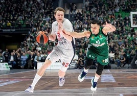 Raieste protege el balón ante Sloukas.