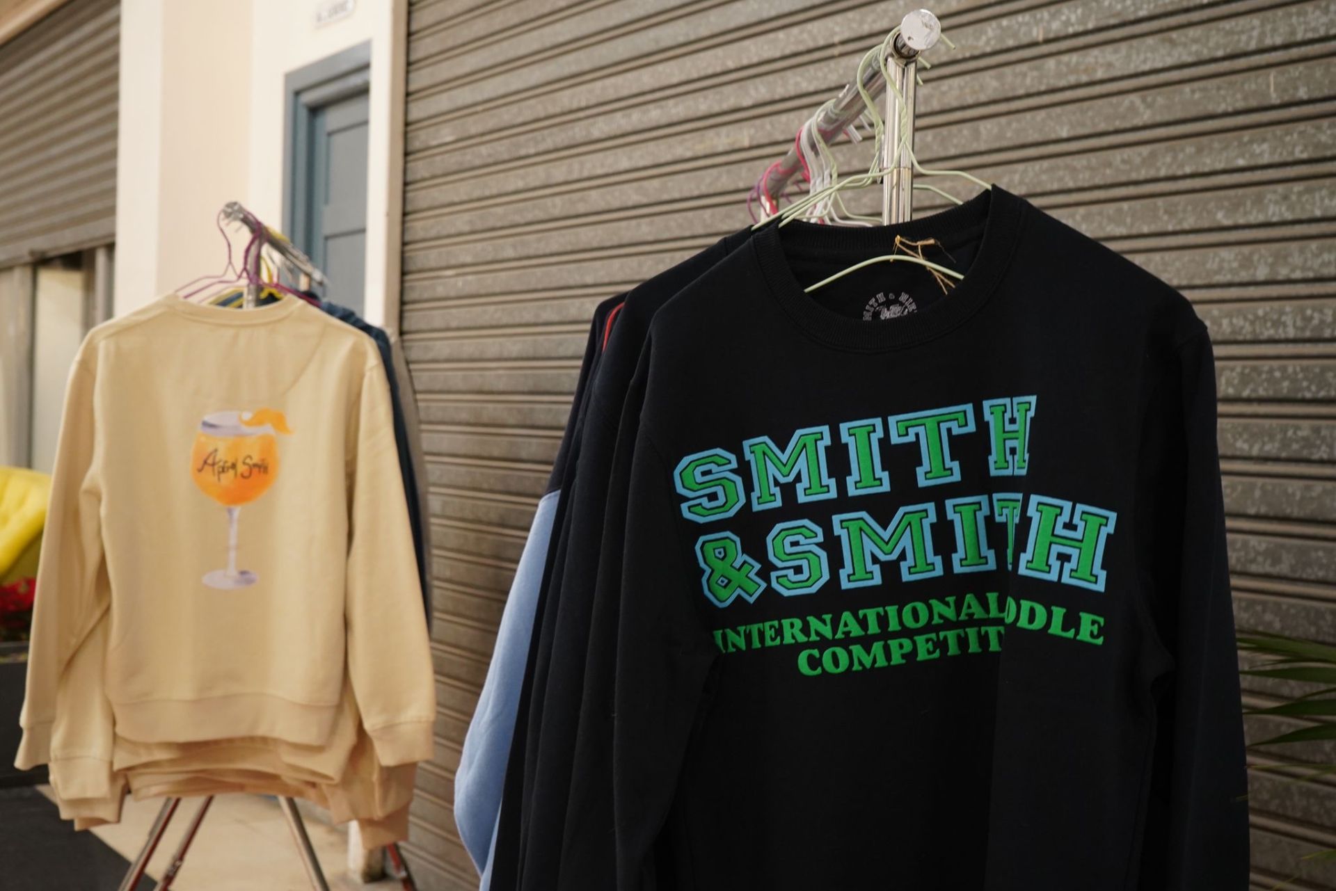 Los Smith, abuelo y nieta, reinventan las sudaderas que triunfaron en los 80 en Bizkaia