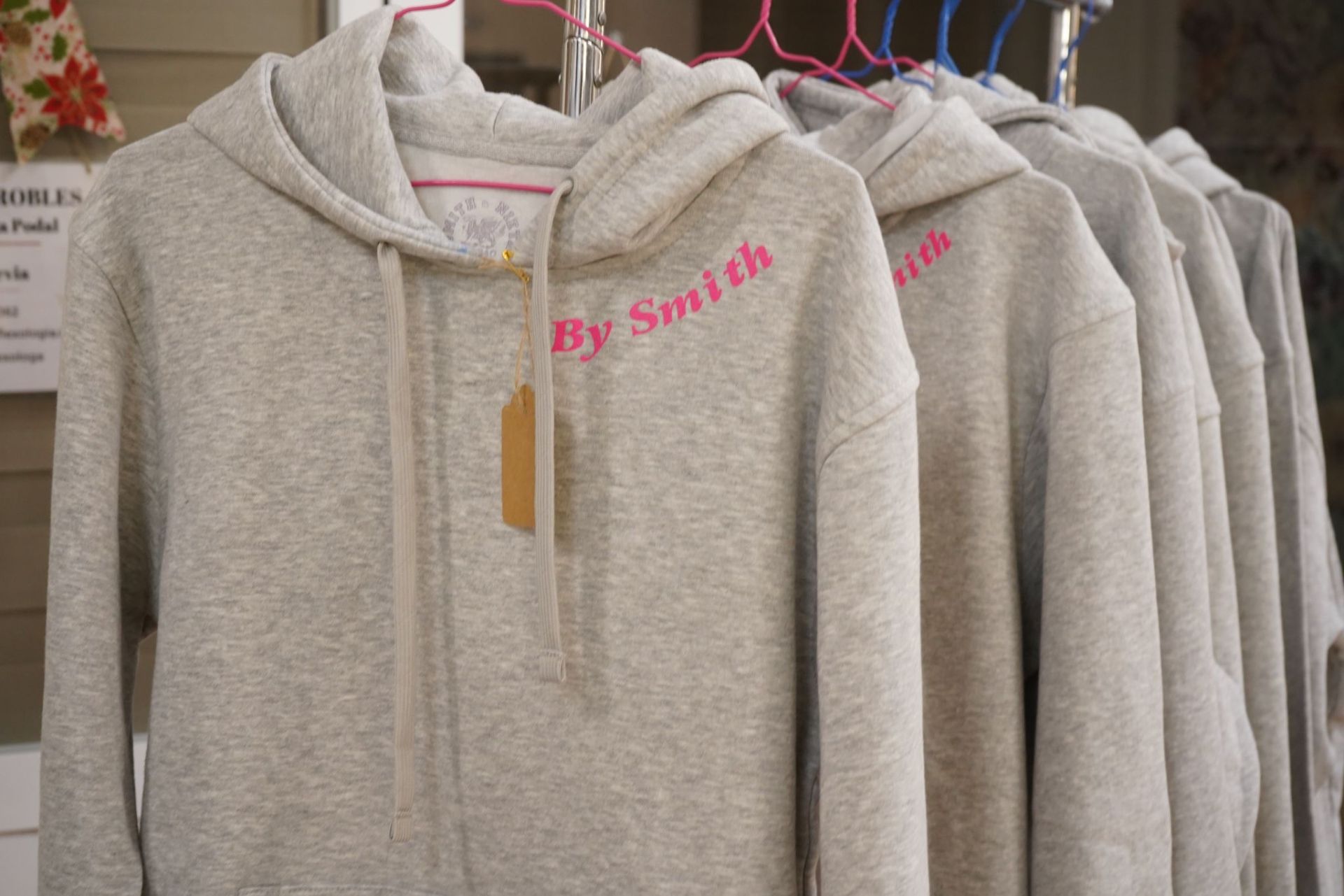 Los Smith, abuelo y nieta, reinventan las sudaderas que triunfaron en los 80 en Bizkaia