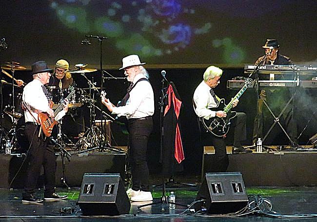 Manolo García (bajo), Félix Arribas (batería), Miguel Morales (voz y guitarra), Francis Cervera (guitarra) y Jaime Celada (teclas).